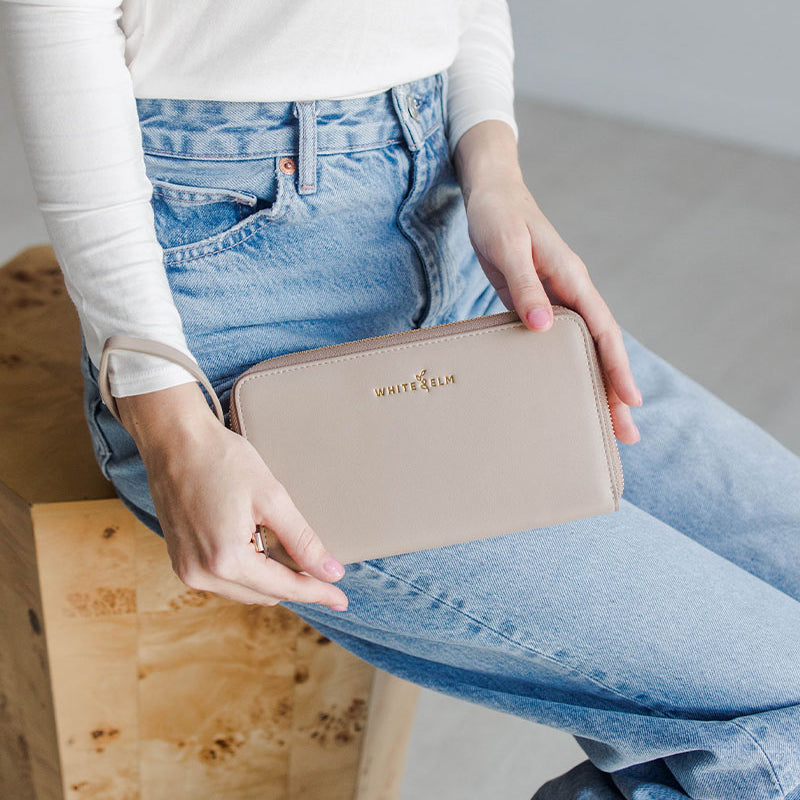 Vera_Taupe_Cream_Gold_Wristlet.jpg