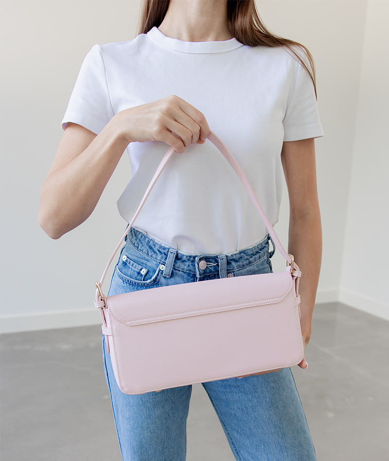 Back panel of the blush pink Noemi shoulder bag with gold hardware