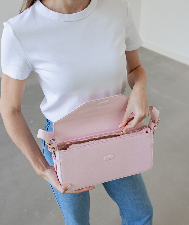 Close-up of the zipper pocket on the blush pink Noemi shoulder bag